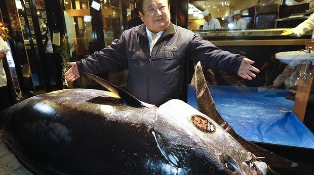 Un gigantesco atún rojo, vendido por el precio récord de 2,7 millones de euros en Tokio