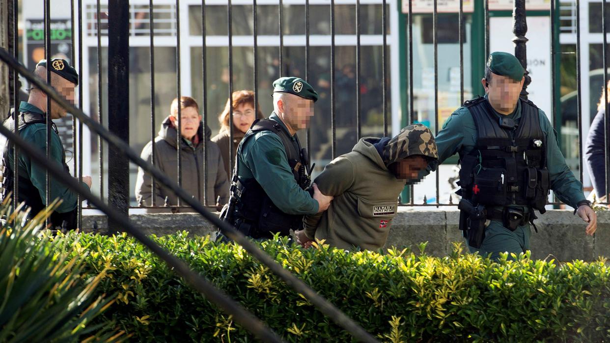 Guardias civiles conducen a Tomás, asesino confeso de Rebeca, a dependencias judiciales