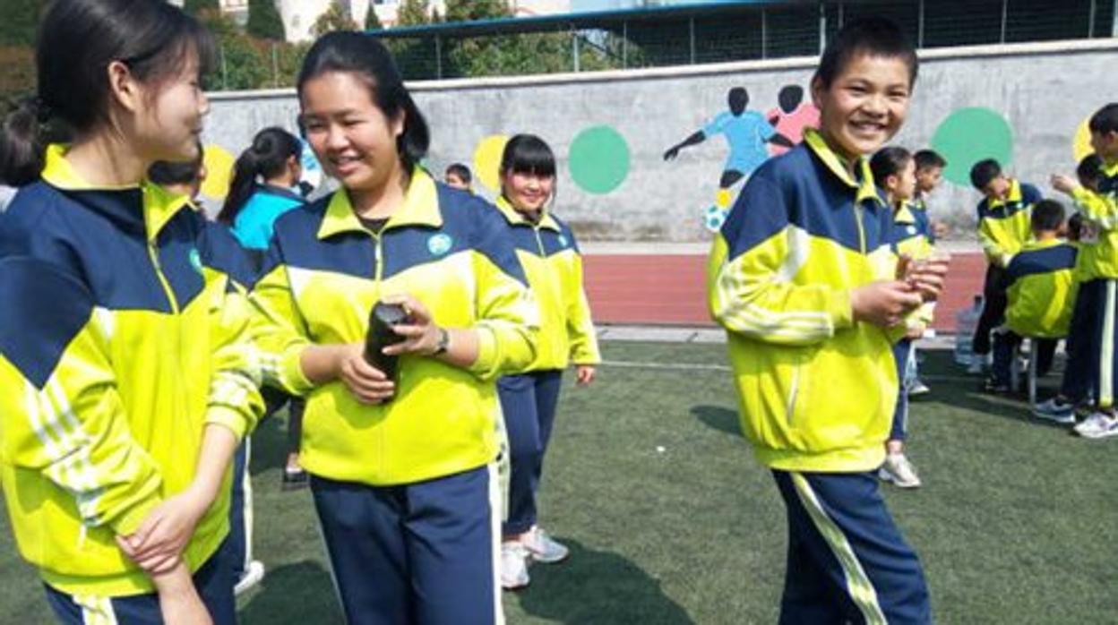 Imagen de niños del colegio número 11 de Renhuai, en la provincia de Guizhou utilizando los uniformes en el patio