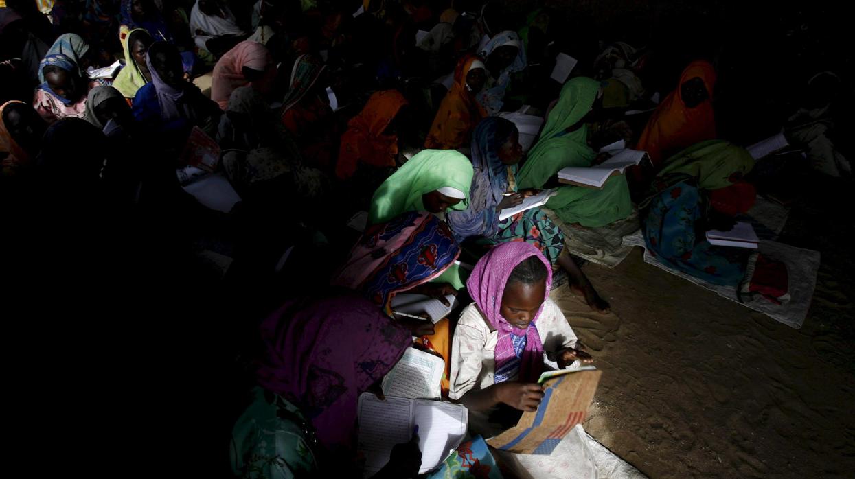 Varias jóvenes refugiadas de Darfur en el campo de refugiados de Bredjing, en el este del Chad, hoy miércoles 2 de mayo.