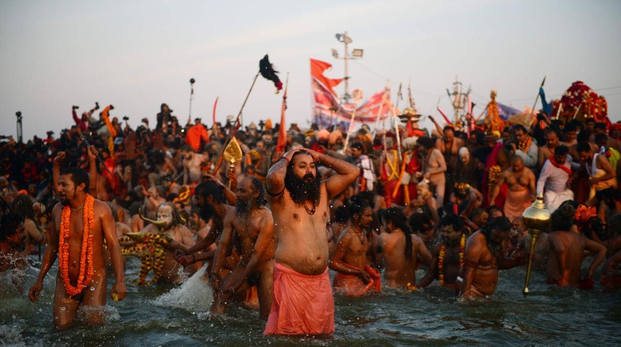 Miles de personas se sumrgen en las aguas de los sagrados ríos durante el Kumbh Mela