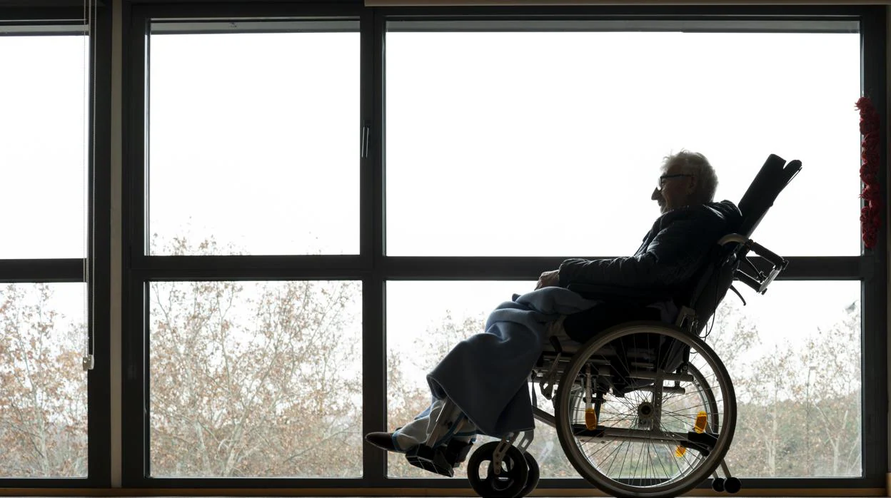 Juan López mira a la ventan en el Hospital Centro de Cuidados Laguna