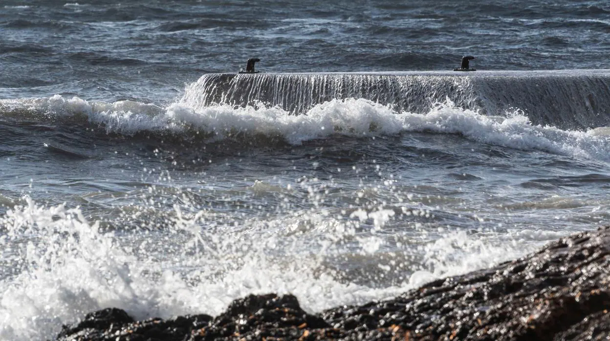 Grandes olas rompen en la costa de Santa Ponça durante el temporal que afecta a la región balear