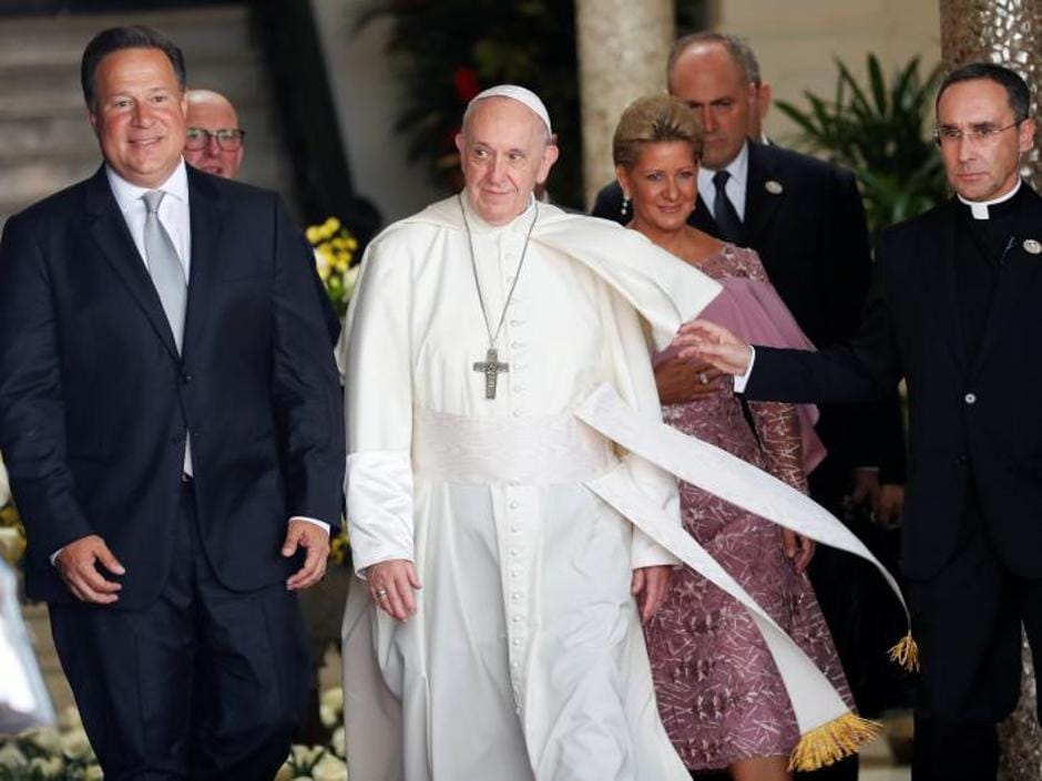 El Papa durante su visita de cortesía al presidente de Panamá, Juan Carlos Varela