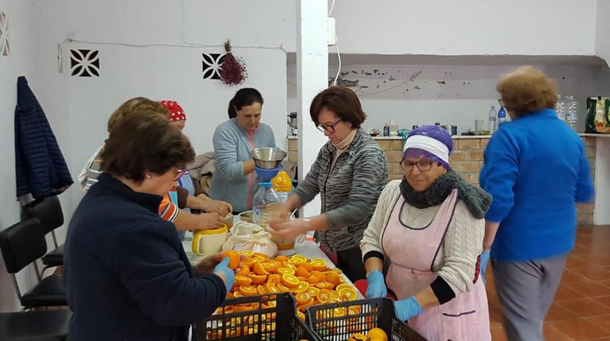 Un grupo de voluntarias preparan la comida en la parroquia de Santa Ana