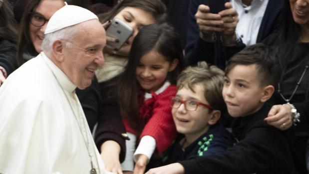 Papa Francisco: «En Panamá, la gente alzaba los niños en brazos al paso del ‘papamóvil’. Era conmovedor»