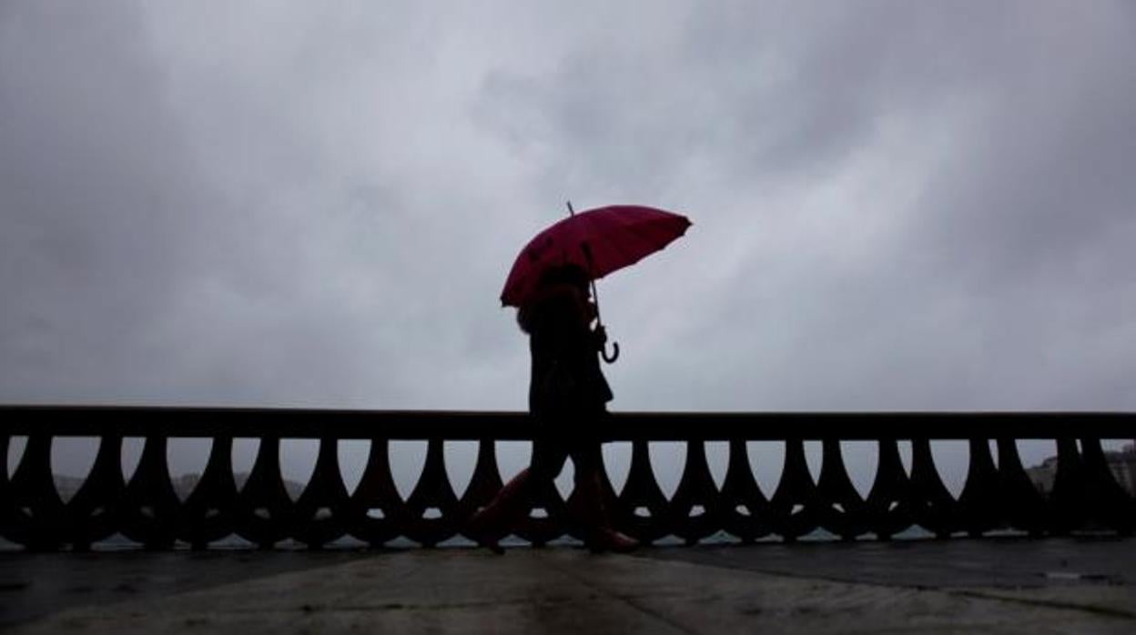 Una mujer en el paseo marítimo de La Coruña