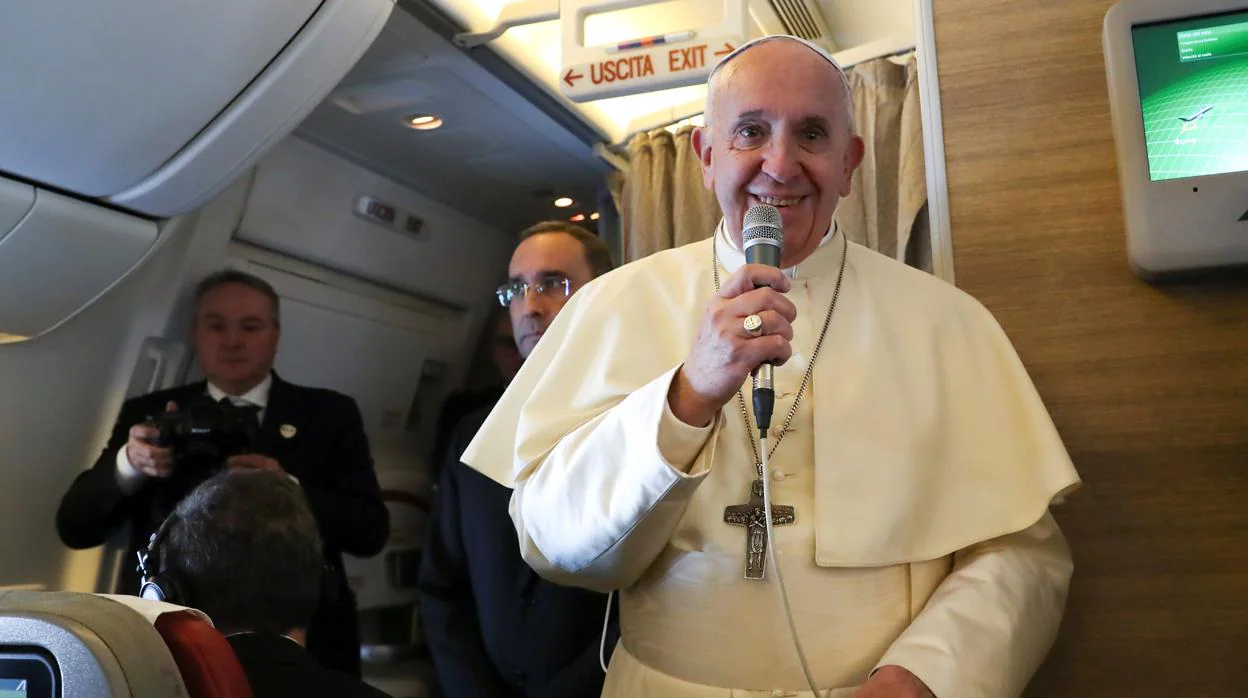 El Pontífice, a bordo del avión que le trasladaba a Emiratos