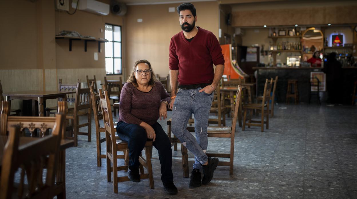 Manuel Ortiz y su madre, en el bar que regentan en Almaraz