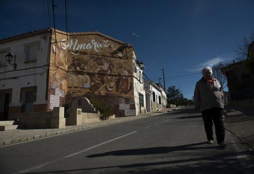 Una vecina pasea por las calles de Almaraz