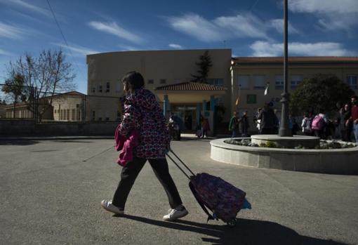 Una niña al salir del colegio de Almaraz