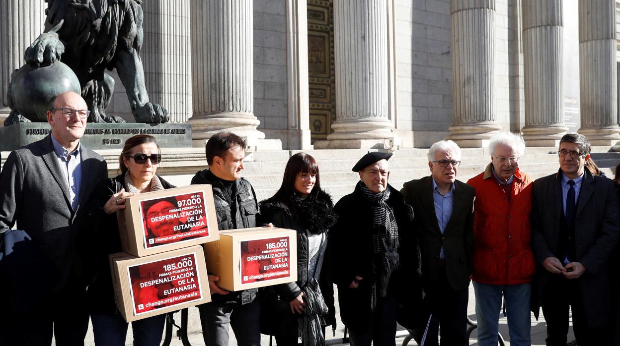 Familiares de enferemos que apoyan la eutanasia entregaron ayer firmas en el Cogreso, apoyados por los diputados socialistas Patxi López y Jesús María Fernández