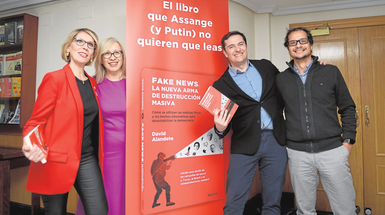 De izquierda a derecha, Beatriz Becerra, Mira Milosevich-Juaristi, el autor del libro y periodista de ABC, David Alandete, junto a José Ignacio Torreblanca