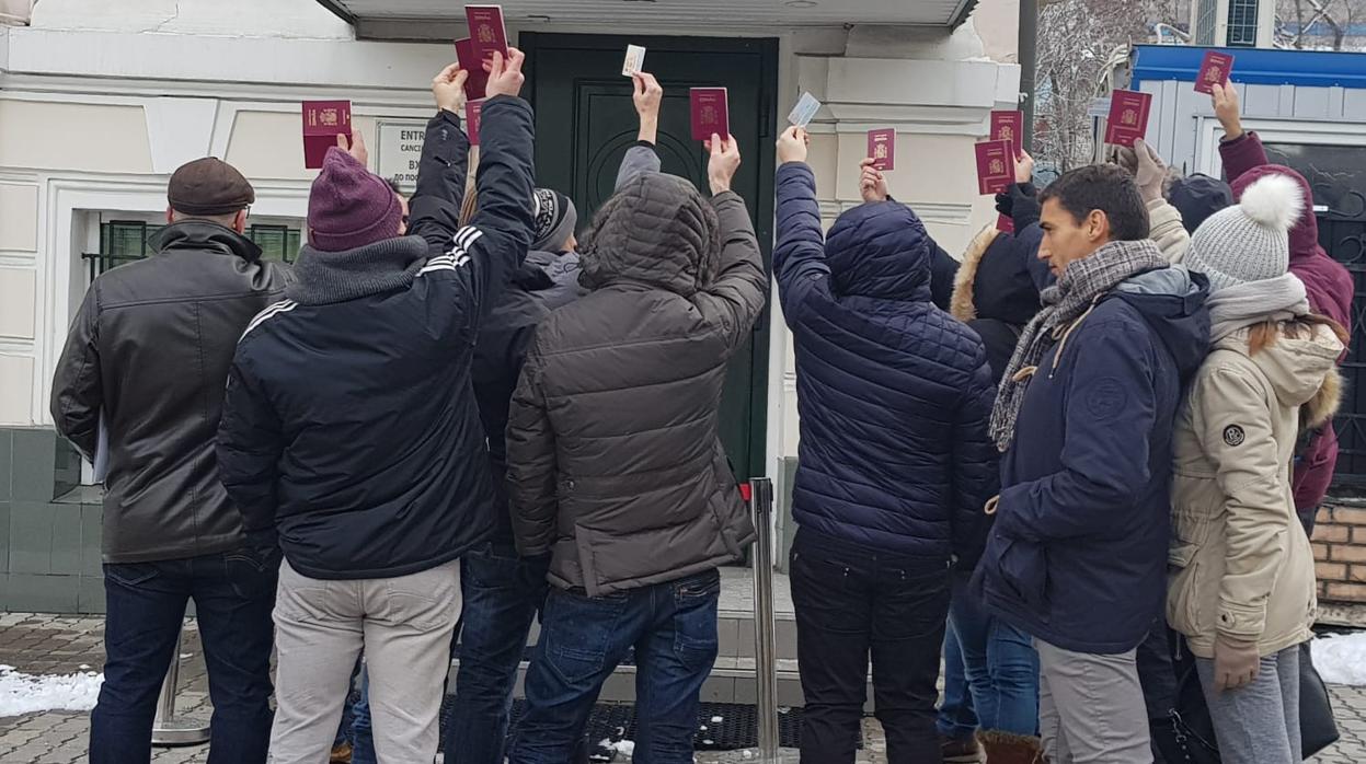 Varios españoles, ayer, frente al consulado de Kiev