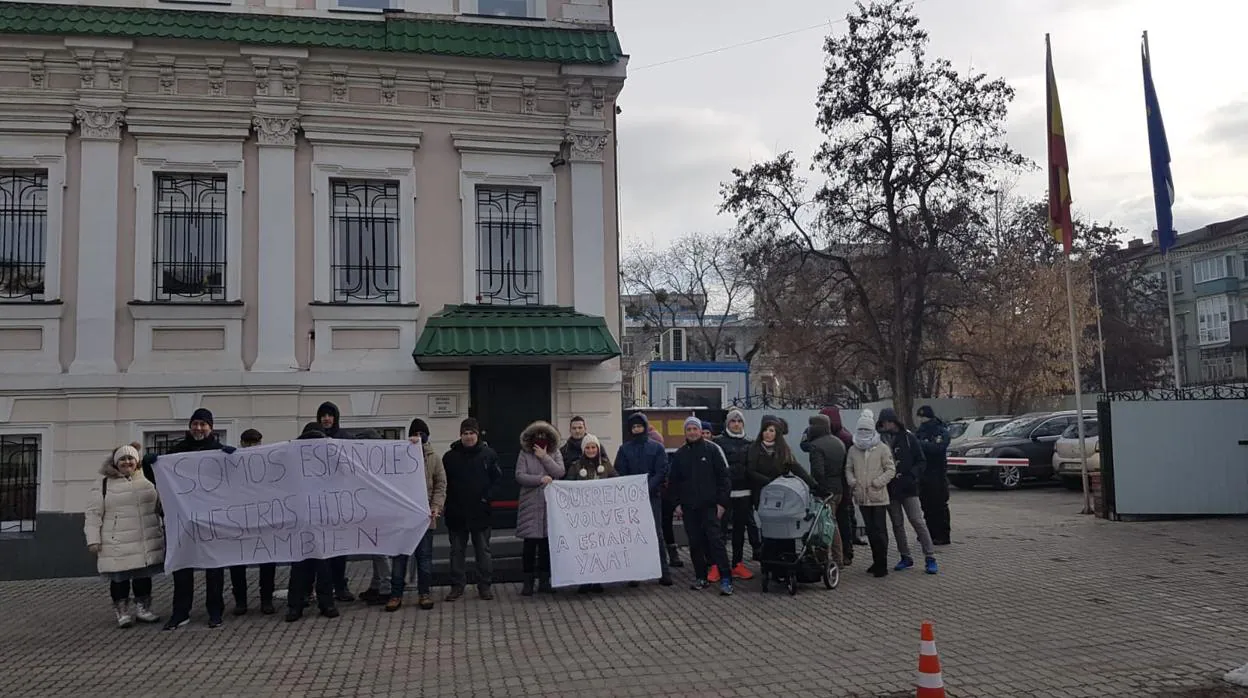 Varias familias españolas, ayer, frente al consulado de Kiev
