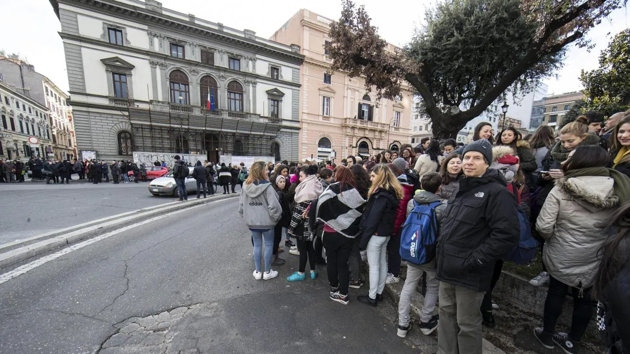 Estudiantes y profesores permanecen en los alrededores del colegio Machiavelli