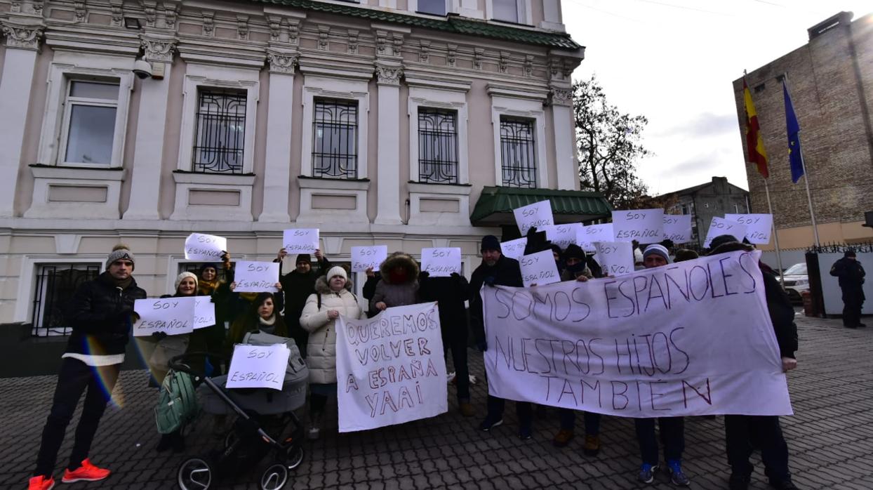 Reciente protesta de los padres frente a la embajada de Kiev