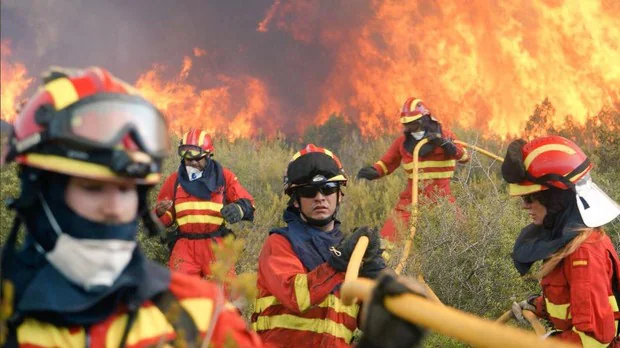 Permanecen activos 45 incendios forestales en Cantabria, en los que trabajan más de 700 efectivos
