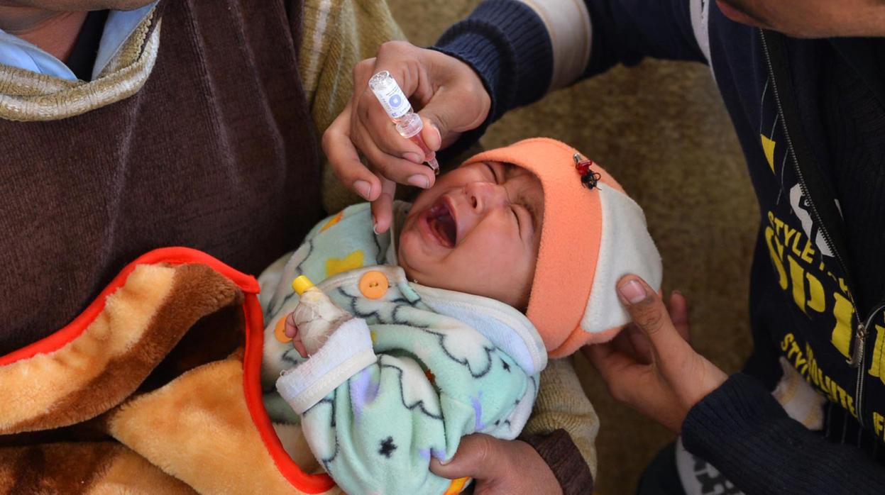 Un niño recibe la vacuna de la polio en Pakistán