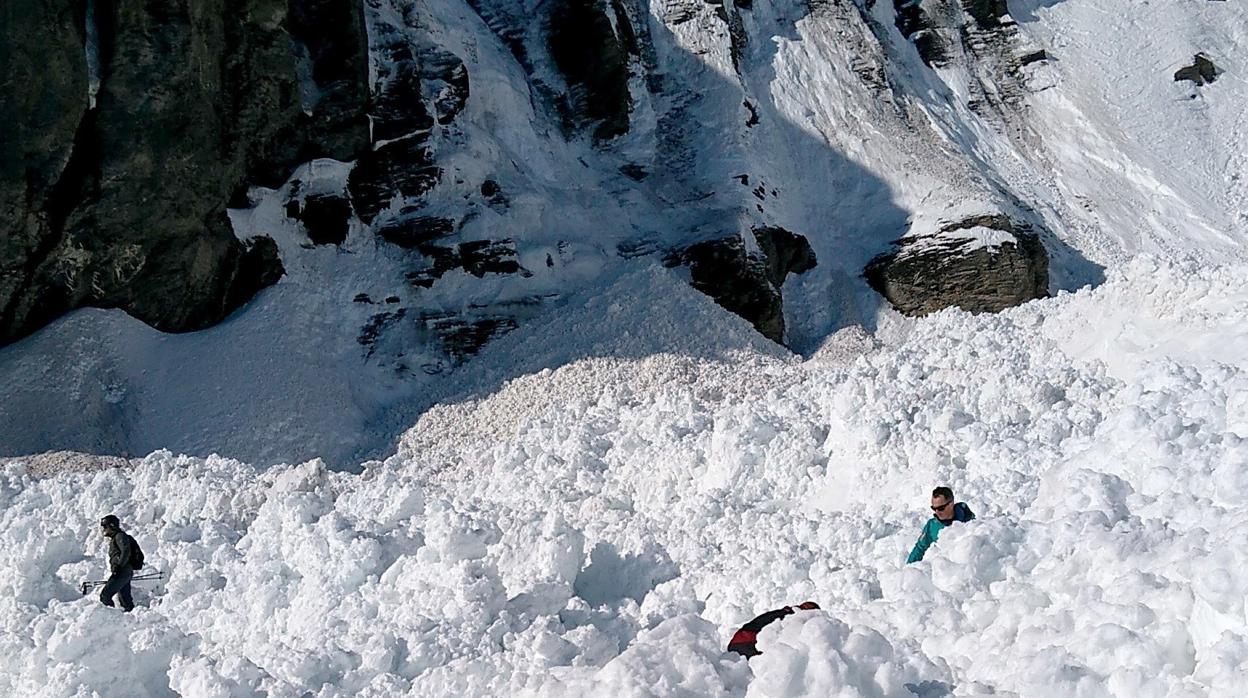 Equipos de rescate. tras la avalancha en Suiza