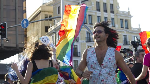 El Congreso pide formación en LGTBI para cuidadores de los centros de mayores