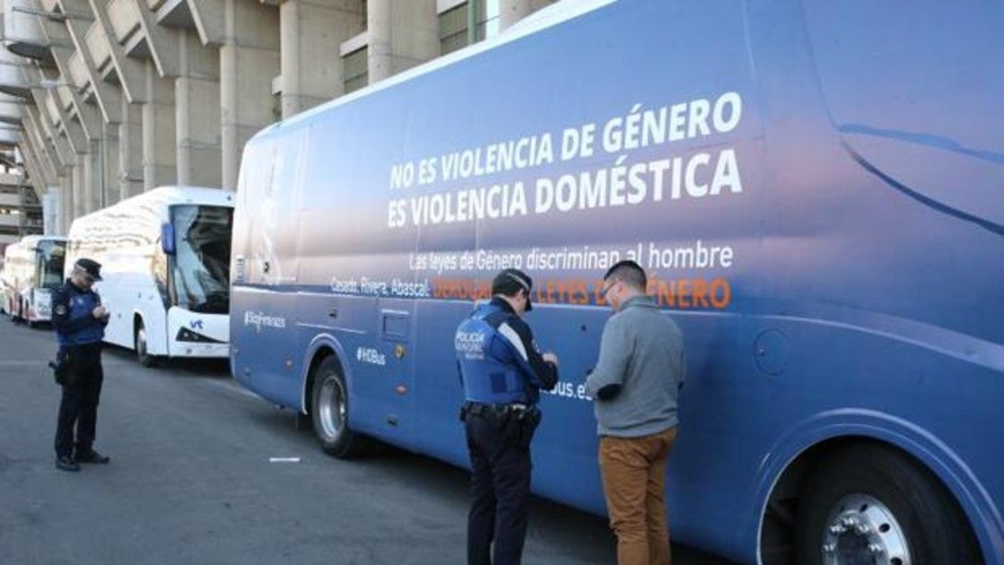 El nuevo autobús aparcado este jueves en el aparcamiento del Estadio Santiago Bernabéu