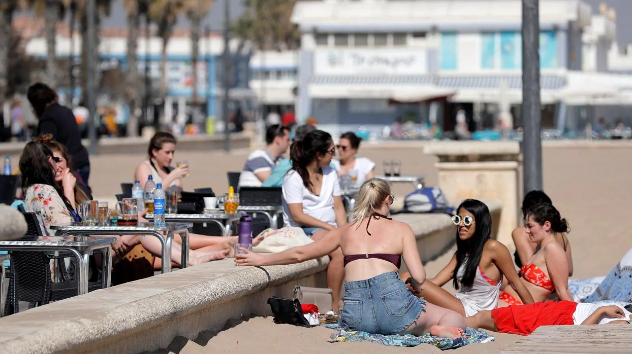 Varias jóvenes disfrutando del sol este viernes en la playa de la Malvarrosa de Valencia.