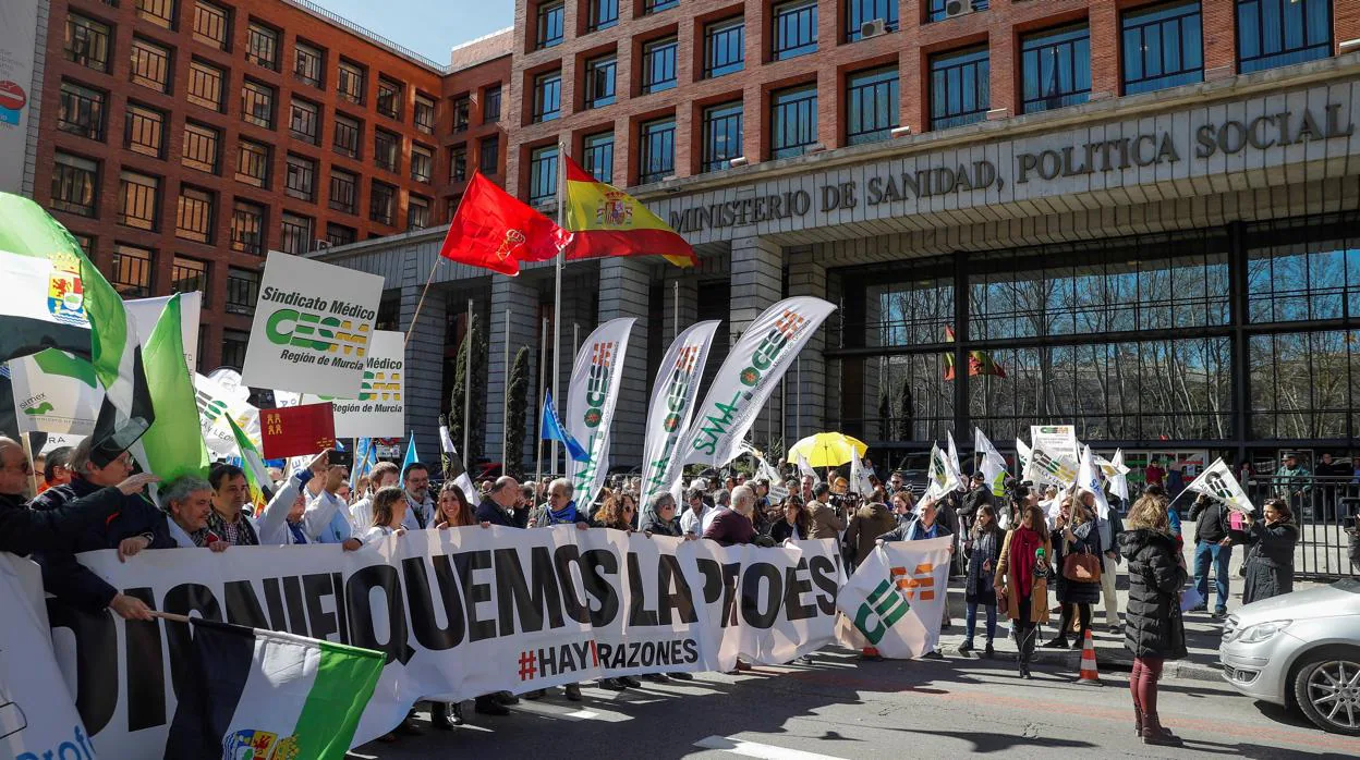 Médicos de toda España se concentran ante el Ministerio de Sanidad por la dignidad de la profesión