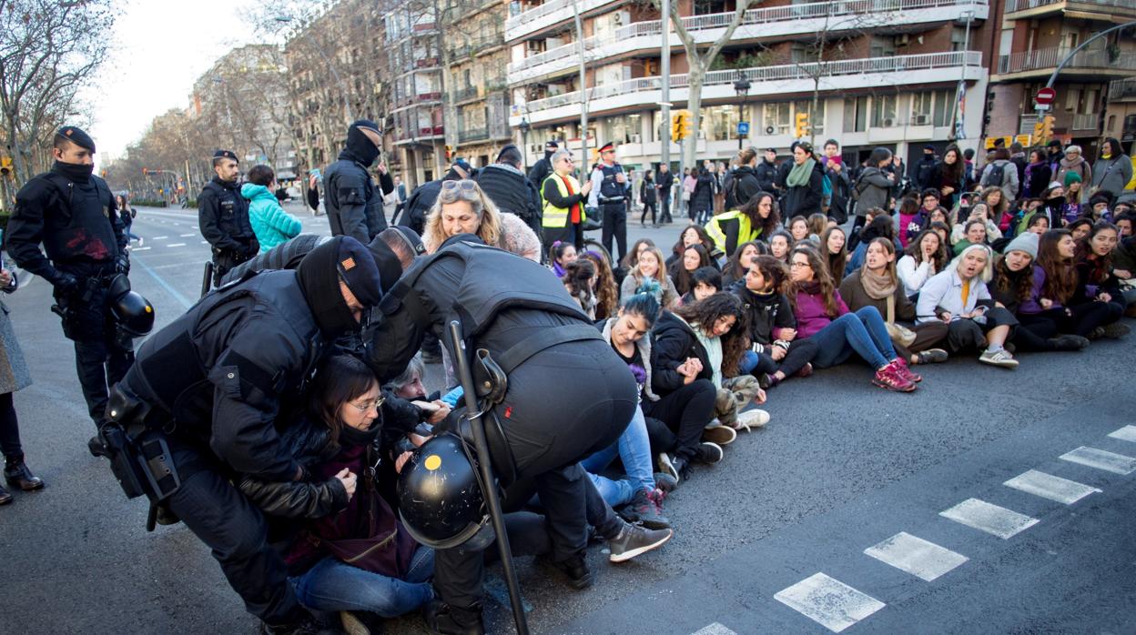 Mossos d'Esquadra desalojan a un grupo de mujeres que corta la Gran Via de Barcelona