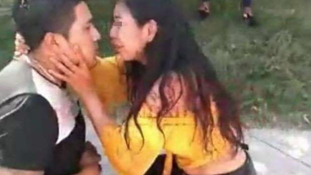 Una joven apuñala a su novio y luego llora para pedirle perdón