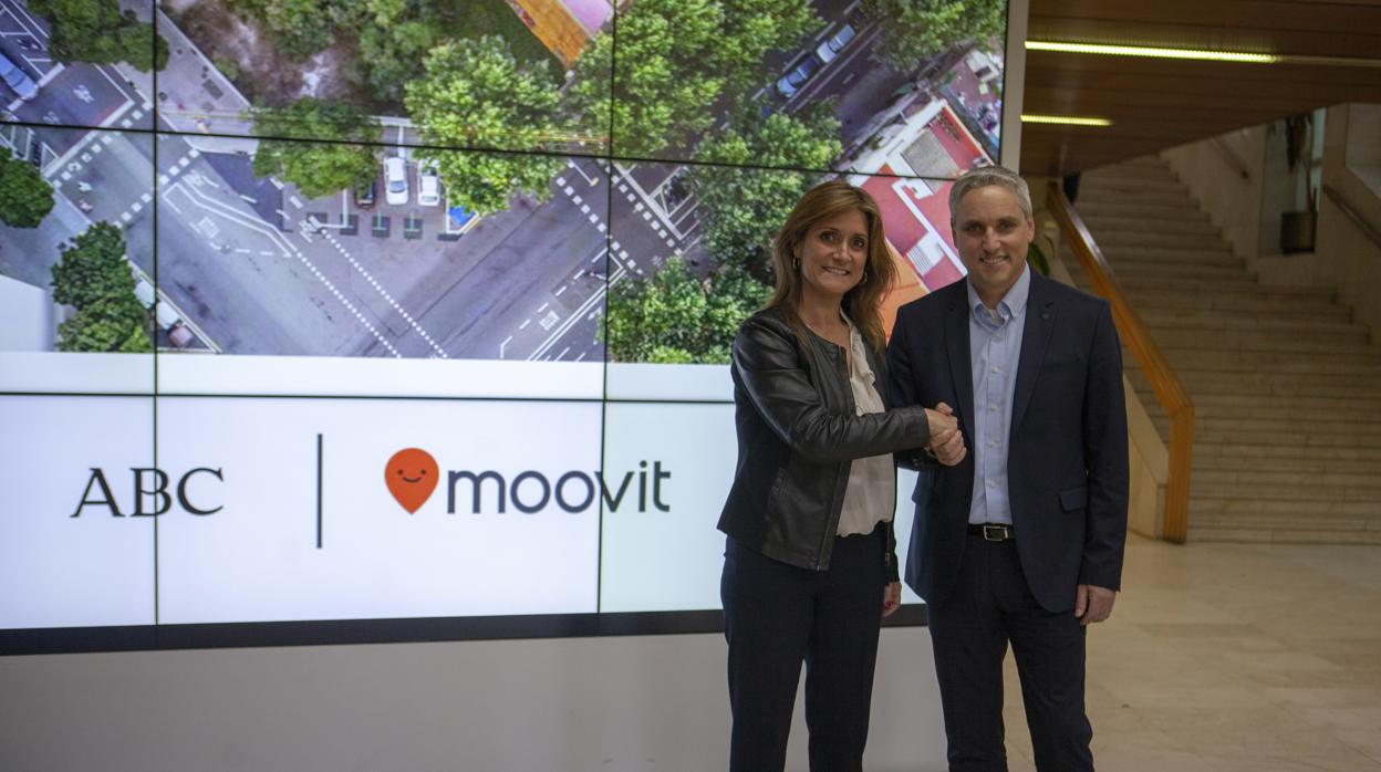 Yovav Meydad, CMO de Moovit, con la directora general de ABC Ana Delgado Madrid