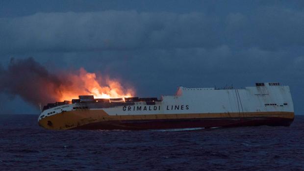 Una gran mancha de hidrocarburos amenaza la costa francesa y podría llegar a España