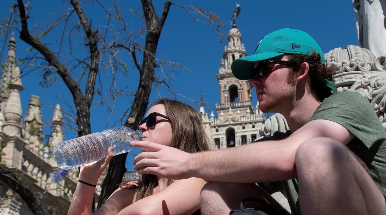 Dos jóvenes en Sevilla, esta semana