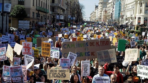 Cientos de jóvenes salen a la calle para pedir medidas contra el cambio climático