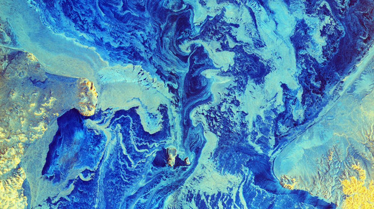 Estrecho de Bering. En azul claro, la superficie helada. En azul oscuro, el agua líquida