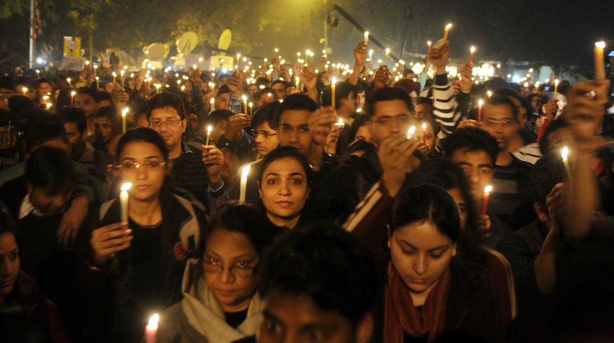 Manifestantes indios sostienen velas durante una marcha en protesta por la violación de una estudiante