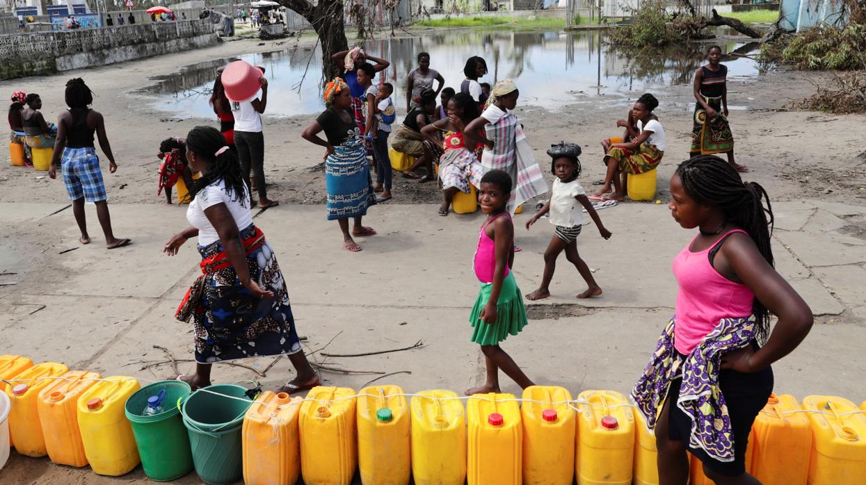 Varias personas esperan en Mozambique a recibir agua