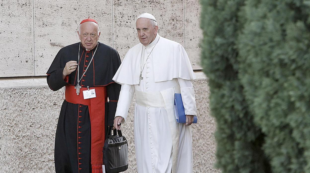 El Papa, junto al arzobispo Ezzati, en una imagen de archivo