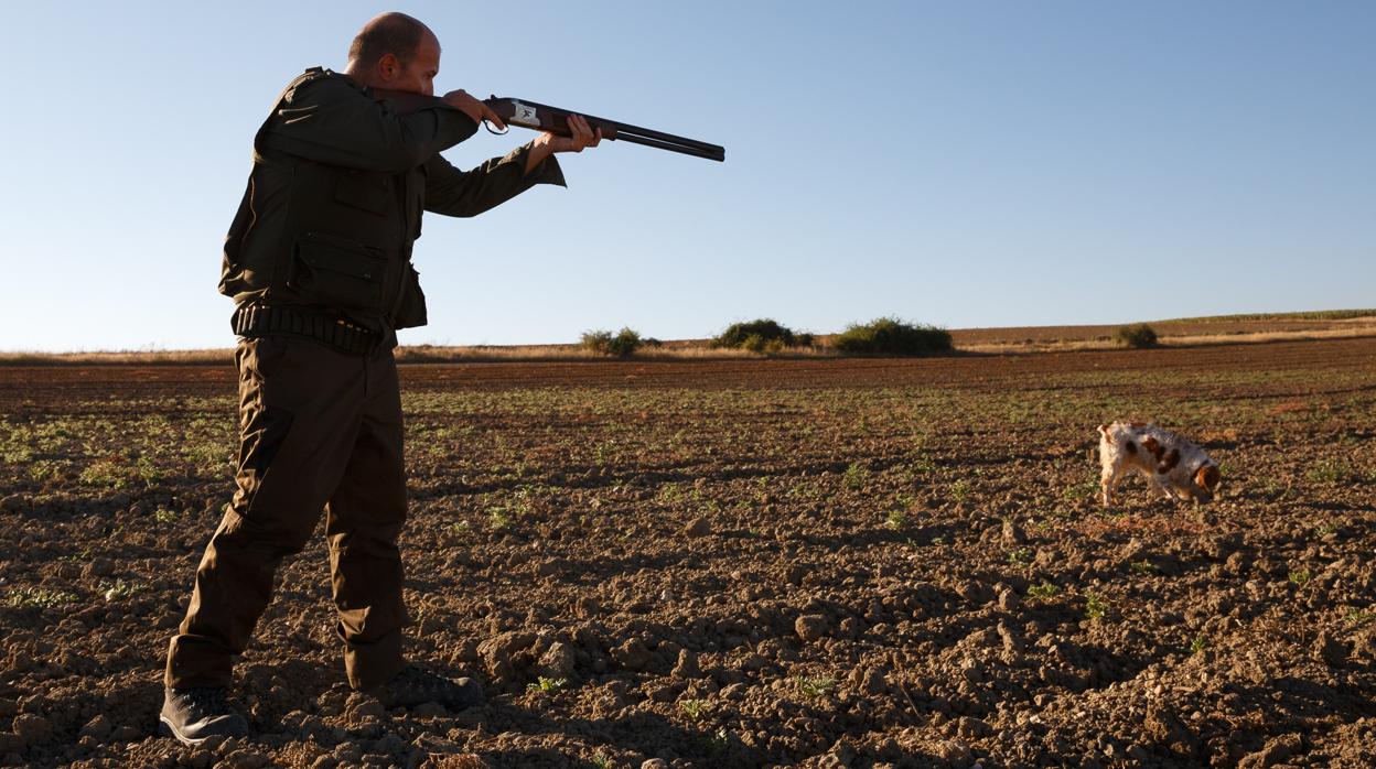 Un cazador apuntando con su escopeta