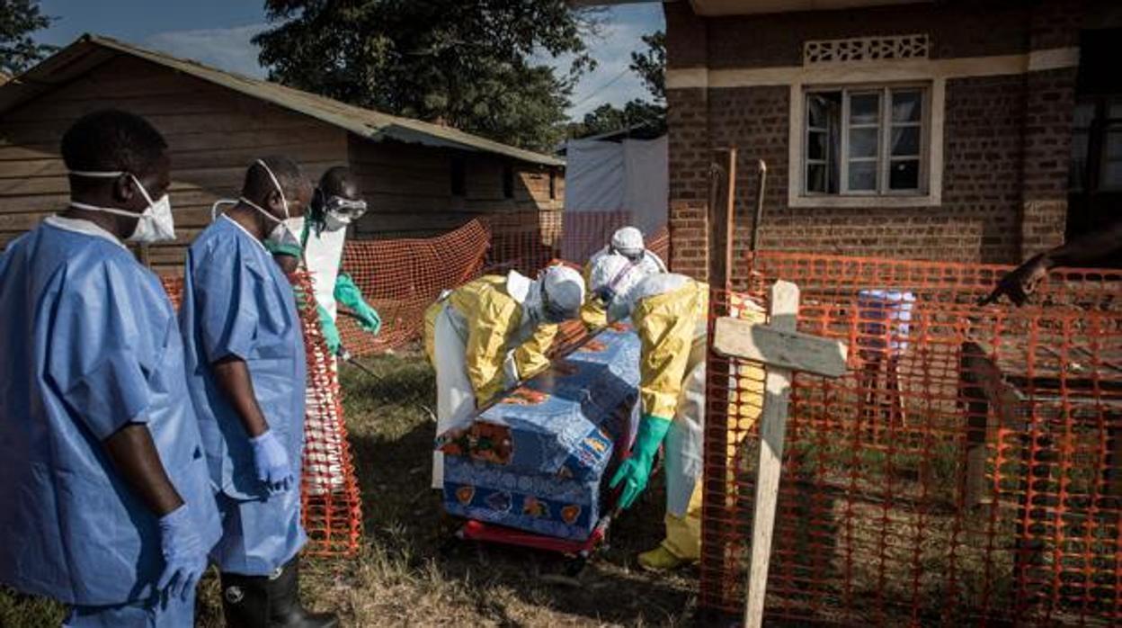 Personal sanitario traslada un cuerpo infectado de ébola