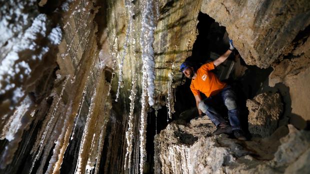 Descubren la cueva de sal más larga del mundo