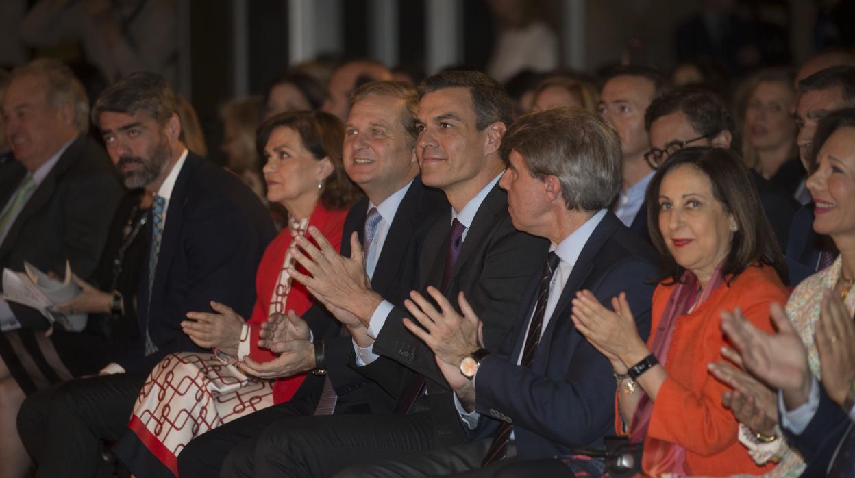 Luis Enríquez, consejero delegado de Vocento, la vicepresidenta Carmen Calvo, el presidente de Vocento, Ignacio Ybarra, junto al presidente del Gobierno, Pedro Sánchez, el presidente de la Comunidad de Madrid, Ángel Garrido y la ministra de Defensa, Margarita Robles