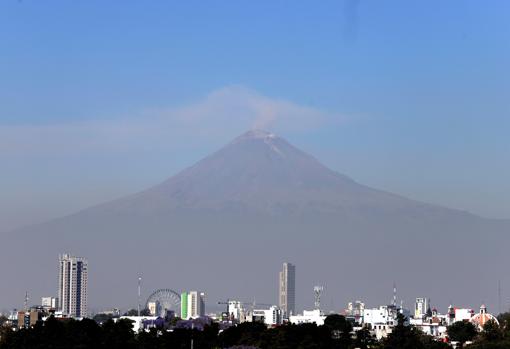 Panorámica de la ciudad de Puebla (México) con el volcán Popocatépetl al fondo ayer