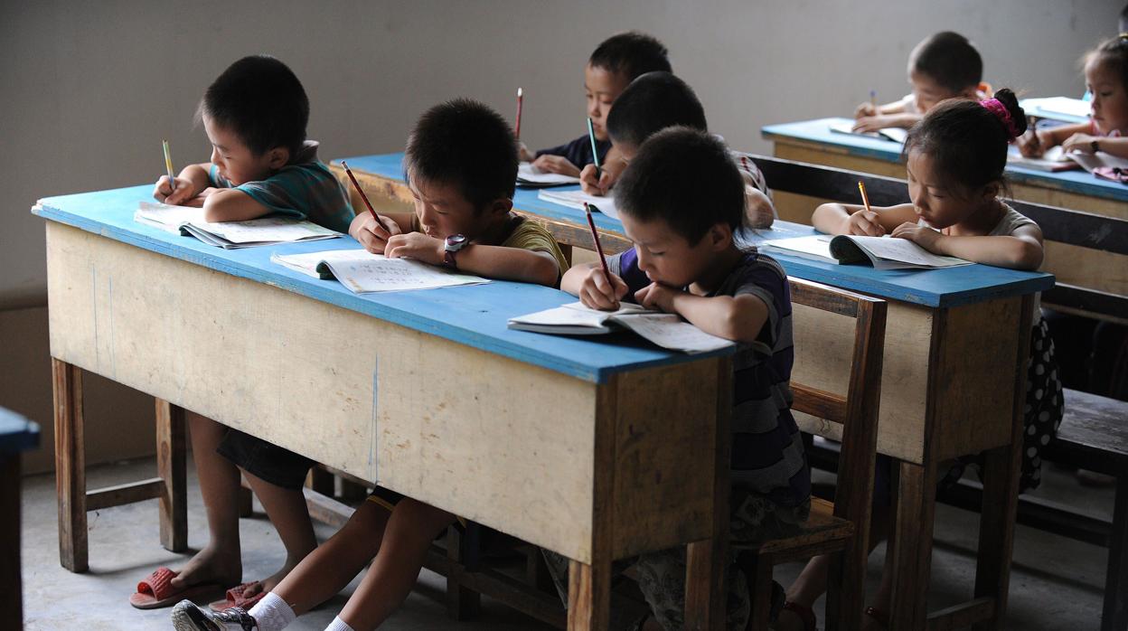 Imagen de archivo de varios niños chinos en un colegio