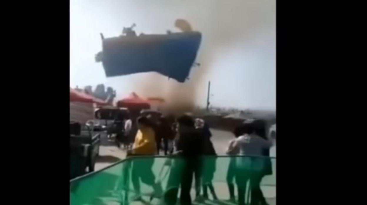 Vídeo: un tornado se lleva un castillo hinchable y mata a dos niños en China