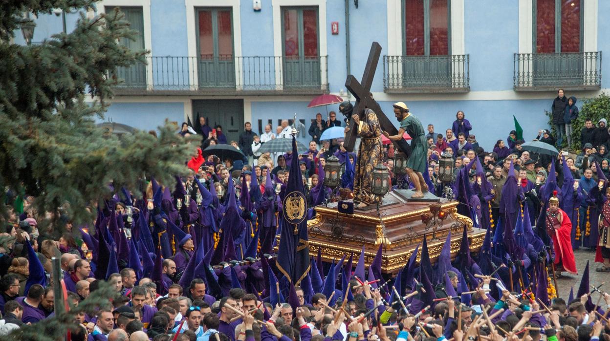 El año pasado, la llovizna en Cuenca obligó a acortar la procesión Camino del Calvario