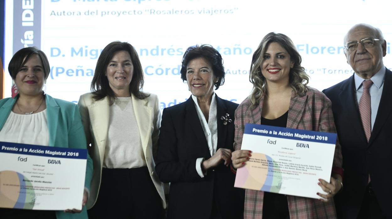 La directora de BBVA España, Cristina de Parias; la ministra de Educación, Isabel Celaá y el presidente de la Fad, Ignacio Bayón, juntos a dos galardonadas en el acto de entrega de los Premios Acción Magistal