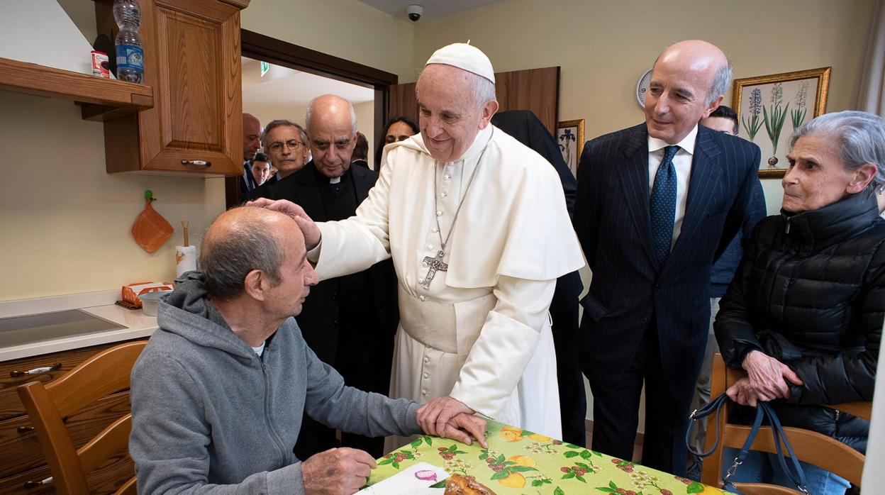 El Papa Francisco, ayer, durante su visita al centro para personas con alzhéimer