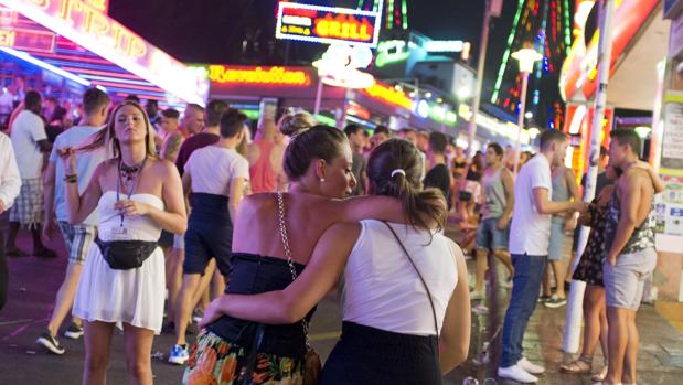 Detenida una turista británica en Magaluf por cortar el cuello a una amiga con un vaso