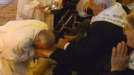 El Papa Francisco besa el pie de un hombre en el tradicional «Lavatorio» del Jueves Santo
